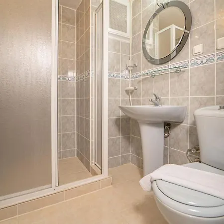 Hébergement de vacances Sea View Vibrant Flat W Balcony Right By Sea